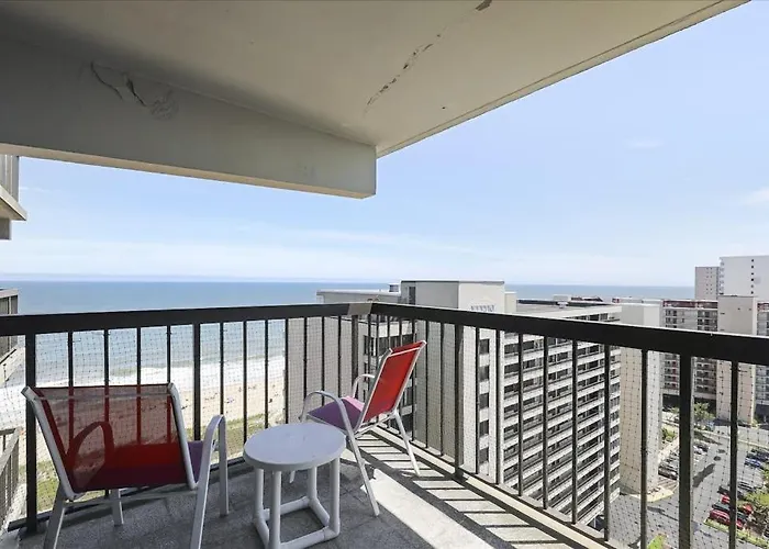Sunny Coastal With Balcony Pools Gym Ac & Tennis Holiday home *